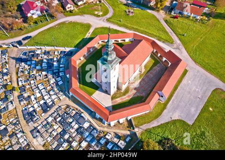 Village de Komin église vue aérienne, région de Prigorje en Croatie Banque D'Images