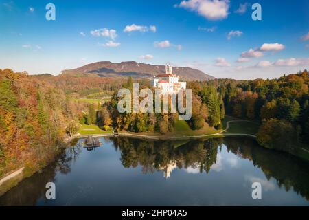 Château idyllique de la colline du lac de Trakoscan dans la région de Zagorje vue aérienne, nord de la Croatie Banque D'Images