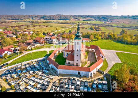 Village de Komin église et paysage vert vue aérienne, région de Prigorje, Croatie Banque D'Images
