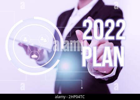 Inspiration montrant Sign 2022 Plan, vue d'ensemble de l'entreprise idées stimulantes objectifs pour la nouvelle année motivation pour commencer la femme en uniforme porter téléphone et Tap Banque D'Images
