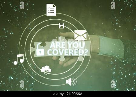 Affichage de signe êtes-vous couvert question, mot pour demander de montrer s'ils avaient l'assurance dans le travail ou la main de main tenant Jigsaw Puzzle pièce déverrouillage Nouveau Banque D'Images