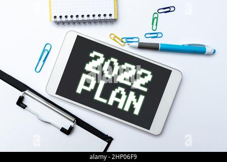 Écriture manuscrite texte 2022 Plan, idée d'entreprise idées stimulantes objectifs pour la nouvelle année motivation pour démarrer un smartphone avec des appels voix et vidéo appareil pour Lo Banque D'Images