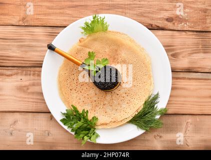 Crêpes avec caviar noir et herbes fraîches Banque D'Images