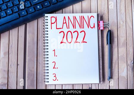 Inspiration montrant la planification de signe 2022, processus conceptuel de photo de faire des plans pour quelque chose l'année prochaine vide Open Journal avec Un clip et Un stylo Besi Banque D'Images