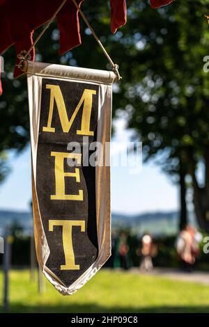 Faites des emplettes pour mead à la foire médiévale dans le jardin du château Banque D'Images