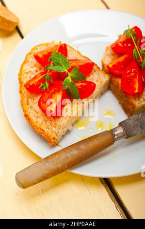 Bruschetta aux tomates italiennes avec le thym et les feuilles de menthe Banque D'Images