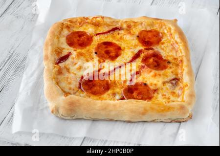 Pizza de style Detroit sur le papier de cuisson Banque D'Images