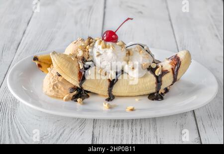 Banane Split - dessert américain à base de crème glacée sur l'assiette de service Banque D'Images