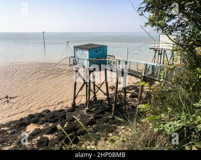 Chalet et filet de pêche traditionnels - Carrelet - à Talmont sur Gironde, France Banque D'Images