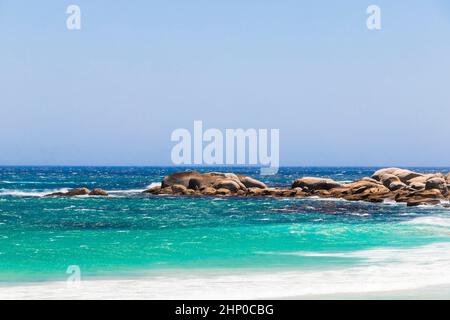 Camps Bay Beach au Cap, Afrique du Sud. Banque D'Images