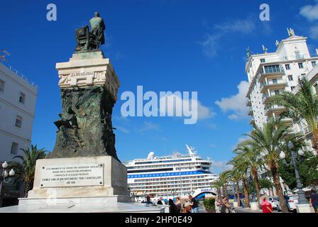 Cadix, Espagne: Statue de Segismundo Moret et la mairie de Cadix. Segismundo Moret y Prendergast (1833 - 1913) était un homme politique et écrivain espagnol Banque D'Images