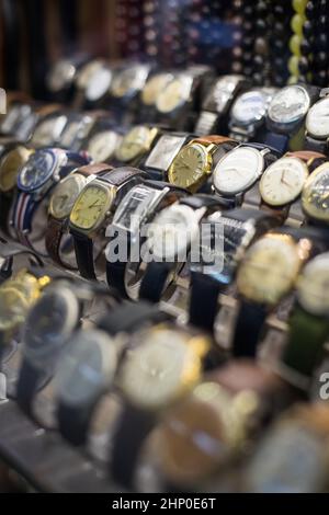 Gros plan de quelques montres vintage exposées dans un magasin. Banque D'Images