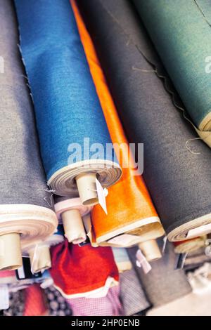 Gros plan de matériel kimono à vendre sur un marché de Kyoto, au Japon. Les textiles kimono peuvent être classés en deux catégories : le Gofuku, qui indique Banque D'Images