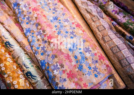 Kyoto, Japon - 09 novembre 2018 : matériel à vendre kimono dans un marché dans la ville de Kyoto, au Japon. Kimono textiles peuvent être classés en deux Banque D'Images