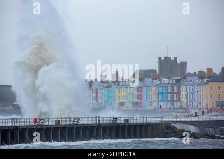 Aberystwyth, Ceredigion, pays de Galles, Royaume-Uni. 18th février 2022 Royaume-Uni Météo: Tempête Eunice et les mers agitées apporter d'énormes vagues de choc le long de la promenade d'Aberystwyth et des défenses de mer ce matin . © Ian Jones/Alamy Live News Banque D'Images
