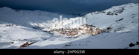 Panorama du célèbre Val Thorens dans les Alpes par nuit, Vanoise, France Banque D'Images