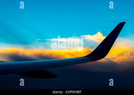 Vol au-dessus de l'Europe de l'Allemagne à Majorque au beau coucher de soleil coloré. Banque D'Images