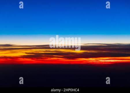 Vol au-dessus de l'Europe de l'Allemagne à Majorque au beau coucher de soleil coloré. Banque D'Images