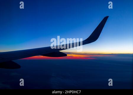 Vol au-dessus de l'Europe de l'Allemagne à Majorque au beau coucher de soleil coloré. Banque D'Images