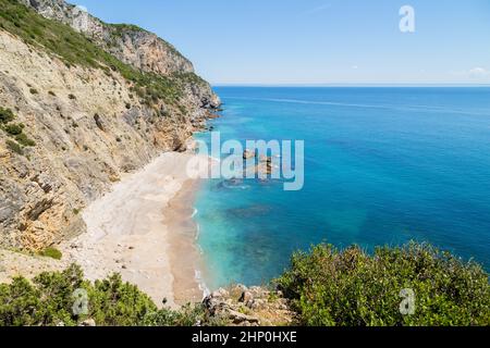 Plage paradisiaque dans le parc naturel d'Arrabida à Sesimbra, Portugal Banque D'Images