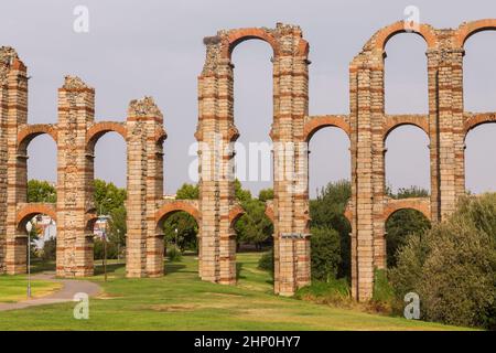 L'Acueducto de los Milagros, aqueduc miraculeuse à Mérida (Estrémadure, Espagne est un pont-aqueduc romain en ruine, une partie de l'aqueduc construit à supp Banque D'Images