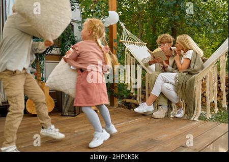 Frère et sœur s'amusant à la remorque, camping d'été. La famille avec des enfants voyage dans la voiture de camp, la nature et la forêt en arrière-plan. Camping adven Banque D'Images