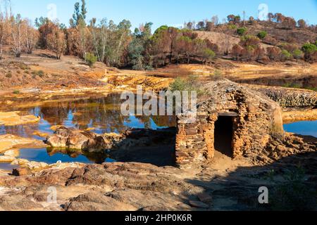 Ancien moulin à eau dans les eaux du Rio Tinto, dans la province de Huelva, Espagne. Banque D'Images