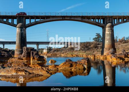 Une voiture traversant un pont sur le Rio Tinto, dans la province de Huelva, Andalousie, Espagne Banque D'Images