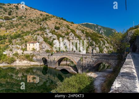 Lac San Domenico avec Eremo di San Domenico près de Scanno, province de l'Aquila, région des Abruzzes, Italie Banque D'Images