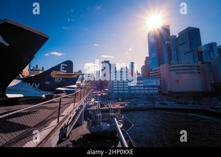 Vue des avions stationnés sur le pont de vol du porte-avions USS Intrepid, Intrepid Sea, Air and Space Museum, New York, NY, USA Banque D'Images
