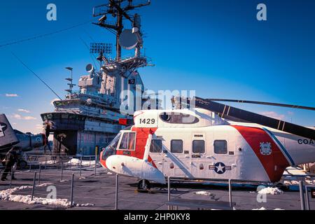 Vue panoramique d'un hélicoptère Sikorsky HH-52 Seaguard SAR sur le pont de vol de l'USS Intrepid, Intrepid Sea, Air and Space Museum, New York, NY, USA Banque D'Images