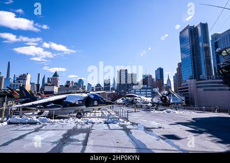 Vue des avions stationnés sur le pont de vol du porte-avions USS Intrepid, Intrepid Sea, Air and Space Museum, New York, NY, USA Banque D'Images