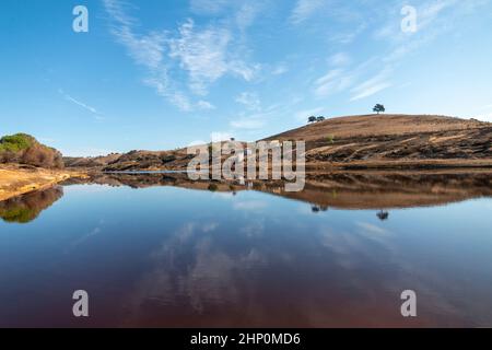 Paysage reflétant dans les eaux du Rio Tinto, Huelva, Espagne Banque D'Images