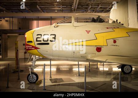 Vue latérale du nez d'un avion de chasse FJ-3 Fury nord-américain sur le pont hangar du USS Intrepid Sea, Air and Space Museum à New York, États-Unis Banque D'Images