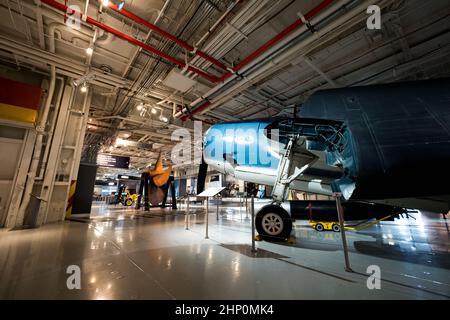 Vue d'un bombardier torpille Grumman TBM Avenger de la Seconde Guerre mondiale avec ailes pliées sur le pont hangar du USS Intrepid Sea, Air and Space Museum à New York, NY, États-Unis Banque D'Images