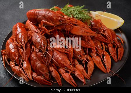 Langoustes bouillies rouges sur une table de style rustique.Cuisine asiatique chinoise crayfish épicé Banque D'Images