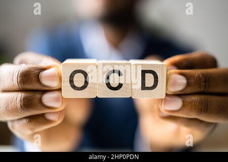 OCD obsession perfectionniste.Perfectionniste avec des blocs de bois Banque D'Images