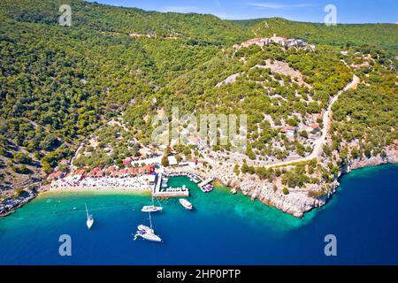 Plage idyllique et village de Beli sur l'île de Cres vue aérienne, paysage de la région de Kvarner en Croatie Banque D'Images