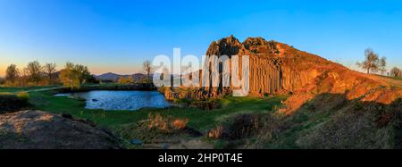 Structures polygonales de colonnes de basalte, monument naturel Panska skala près de Kamenicky Senov, République tchèque Banque D'Images