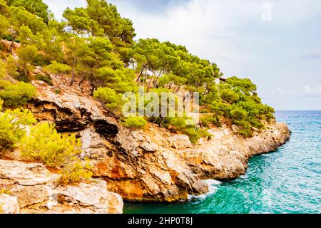 Baie, falaises et plage de Cala Santanyí à Majorque Iles Baléares Espagne. Banque D'Images