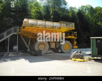 Autriche, Eisenerz, très grand camion nommé Hauly pour les visites touristiques. La montagne est utilisée pour l'extraction à ciel ouvert du minerai de fer Banque D'Images