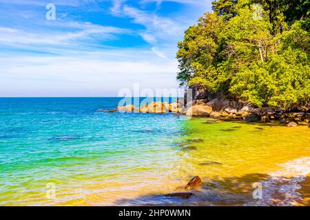 Belle petite plage de sable magnifique vue panoramique sur le Lam au Lamru Nationalpark à Khao Lak Khuekkhak Takua Pa Phang-nga Thaïlande. Banque D'Images