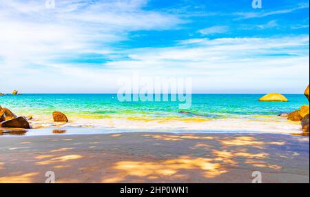 Belle petite plage de sable magnifique vue panoramique sur le Lam au Lamru Nationalpark à Khao Lak Khuekkhak Takua Pa Phang-nga Thaïlande. Banque D'Images