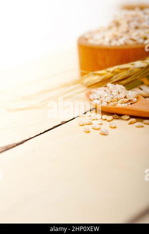 Plus de grains de blé biologique table rustique en bois closeup macro Banque D'Images