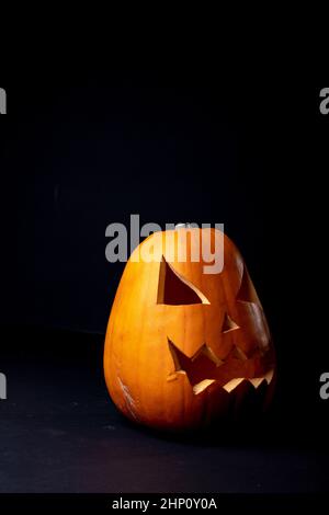 Composition de la citrouille d'halloween et de l'espace de copie sur fond noir Banque D'Images