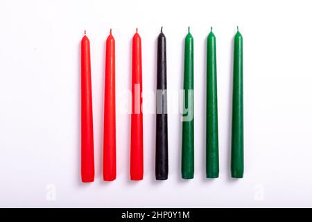 Composition des bougies d'halloween en rouge noir et vert sur fond blanc Banque D'Images