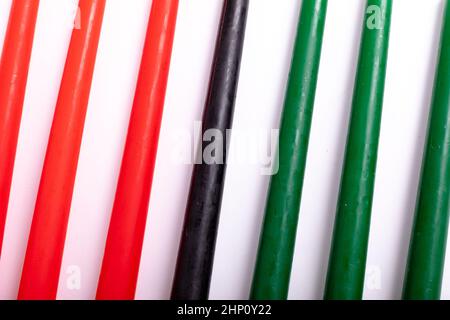Composition des bougies d'halloween en rouge noir et vert sur fond blanc Banque D'Images