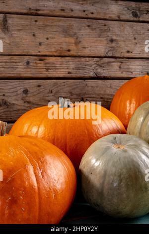 Composition de la décoration d'halloween avec citrouilles sur fond de bois Banque D'Images