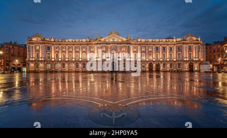 Vue nocturne de la place du Capitole et de l'Hôtel de ville de Toulouse Banque D'Images