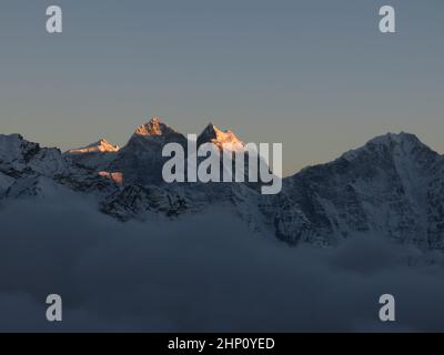 Kangtega et Thamserku au coucher du soleil, vue de Kala Patthar. Banque D'Images